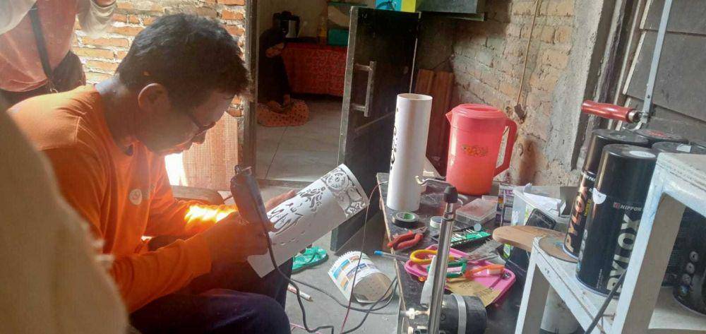 kerajinan lampu hias dari paralon bekas. IDN Times/Zainul A