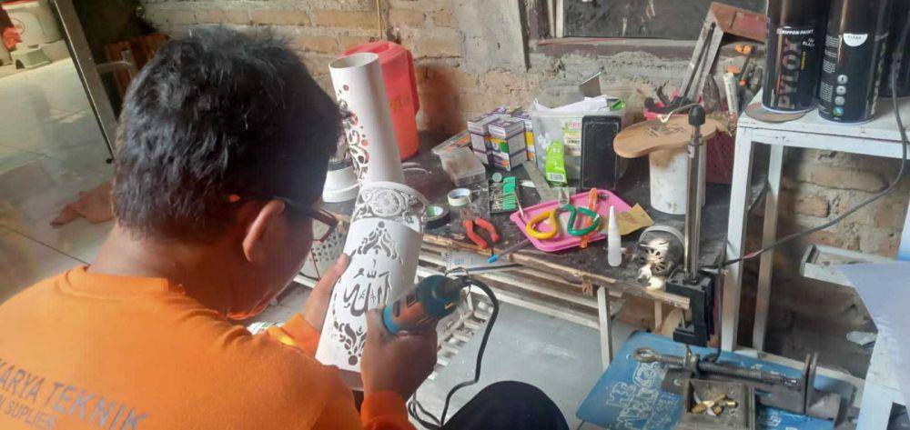 Membuat lampu hias dari paralon bekas. IDN Times/Zainul A