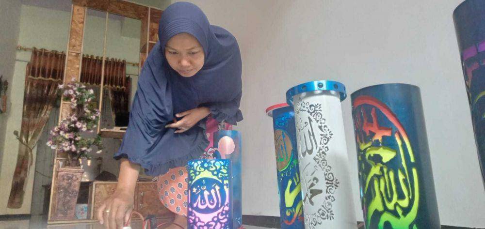 Lampu hias dari paralon bekas. IDN Times/Zainul Arifin