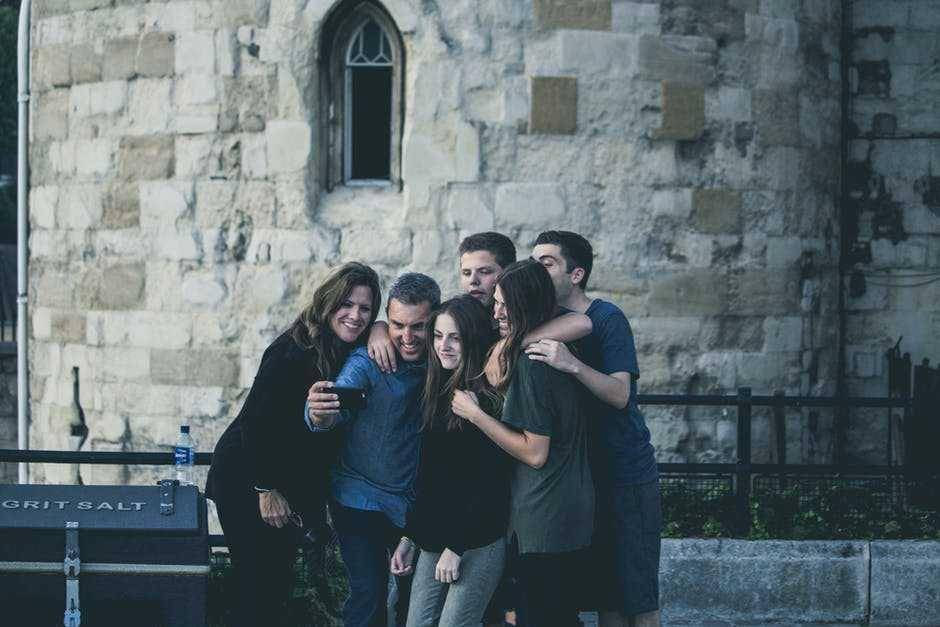 ilustrasi memotret grup selfie (Pexels.com/creative-vix)