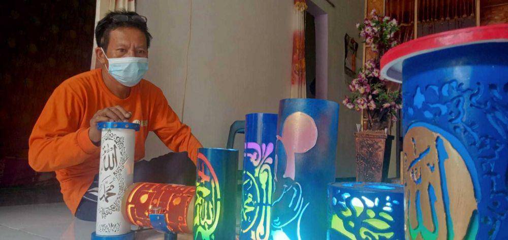Lampu hias dari paralon bekas. IDN Times/Zainul Arifin