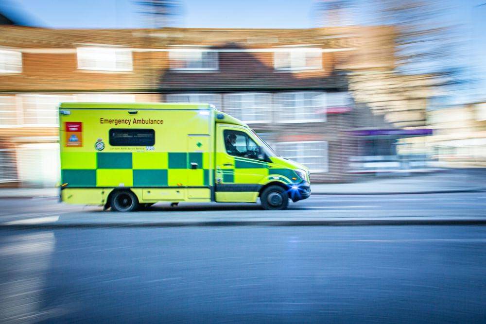 ilustrasi ambulans (unsplash.com/Ian Taylor)