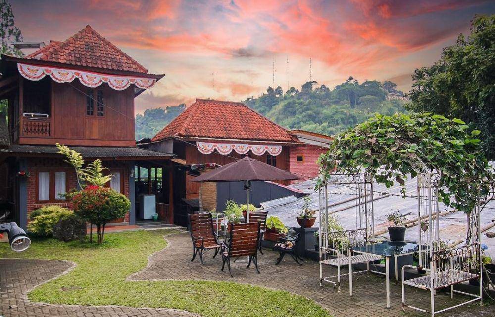 Bantal guling villa (instagram.com/bantalgulinggroup)
