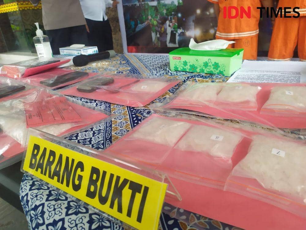 Dua bandar sabu-sabu di Kota Bandar Lampung masing-masing berinisial B (29) dan J (35) berhasil ditangkap Satnarkoba Polresta Bandar Lampung. (IDN Times/Tama Yudha Wiguna)