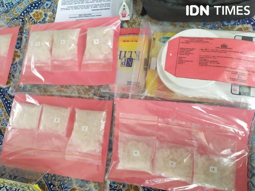 Dua bandar sabu-sabu di Kota Bandar Lampung masing-masing berinisial B (29) dan J (35) berhasil ditangkap Satnarkoba Polresta Bandar Lampung. (IDN Times/Tama Yudha Wiguna)