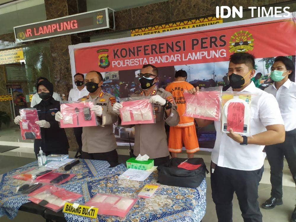 Dua bandar sabu-sabu di Kota Bandar Lampung masing-masing berinisial B (29) dan J (35) berhasil ditangkap Satnarkoba Polresta Bandar Lampung. (IDN Times/Tama Yudha Wiguna)