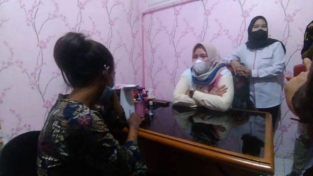 Pelaku Oktarina diamankan oleh Tim PPA Polrestabes Palembang karena pukul dan suruh anak mengamen (IDN Times/istimewa)