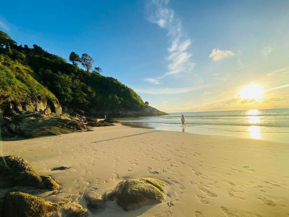 9 Potret Pantai Nai Harn di Phuket, Keindahan Alamnya Bikin Rileks