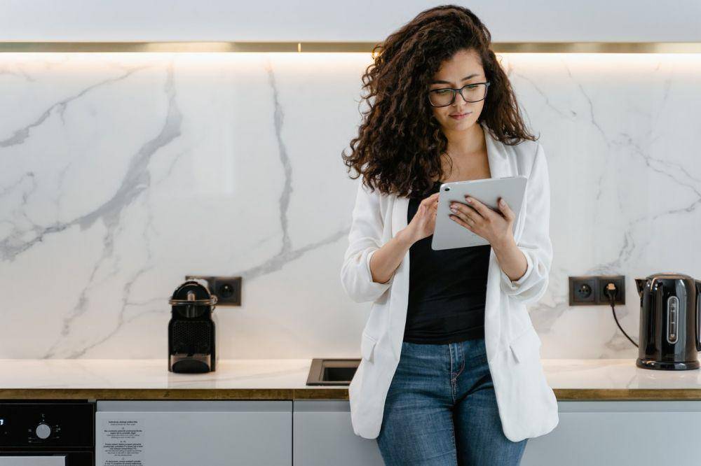 ilustrasi perempuan menatap gadget (pexels.com/MART PRODUCTION)