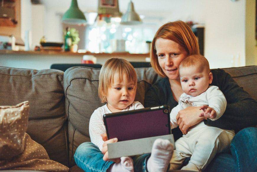 ilustrasi ibu dan dua anaknya (unsplash.com/Alexander Dummer)