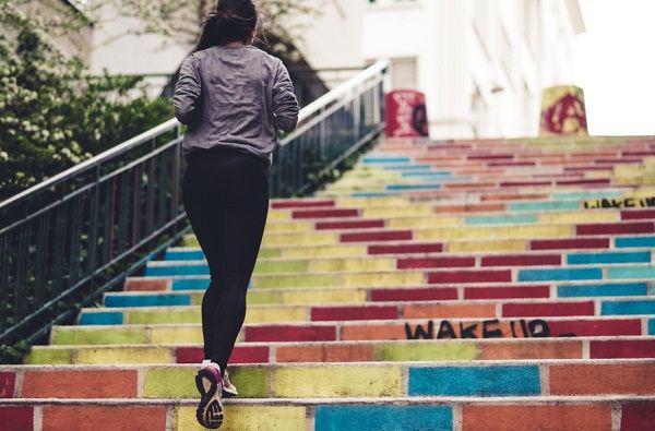 ilustrasi wanita lari (unsplash.com/Ev)