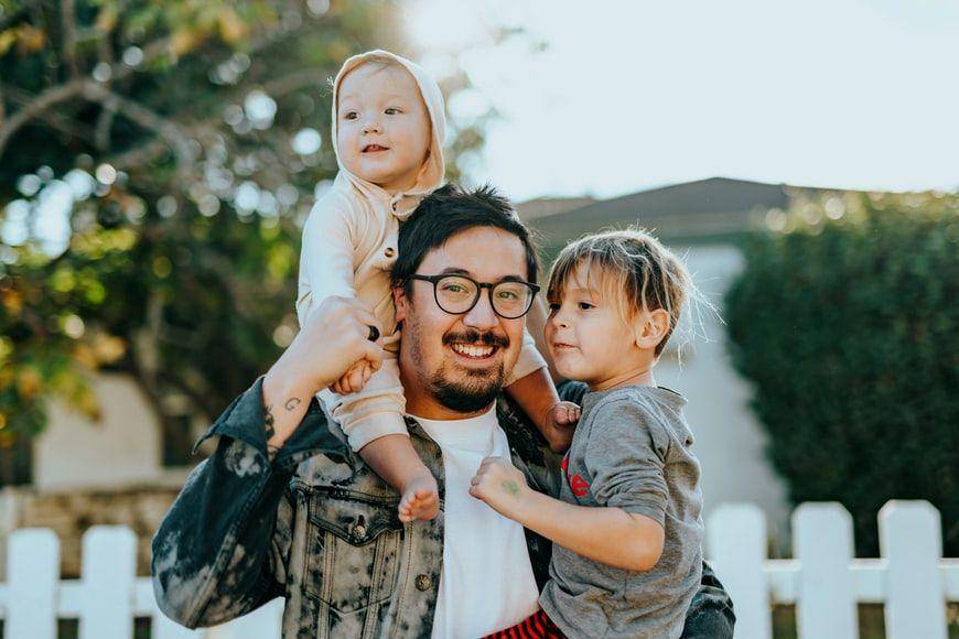 ilustrasi paman dan dua keponakannya (unsplash.com/Nathan Dumlao)