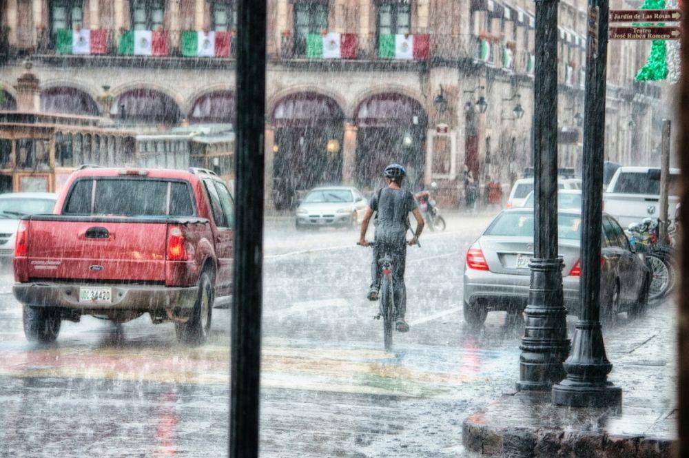 ilustrasi gambar yang berkaitan dengan idiom Inggris kata 'rain' (pexels.com/Genaro Servin)