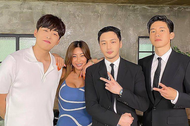 Byun Yohan dan Kim Muyeol sebagai bintang tamu Jessi's Showterview (instagram.com/jessishow_official)