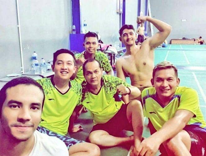 Arya Saloka bermain badminton (instagram.com/aricoboy16)