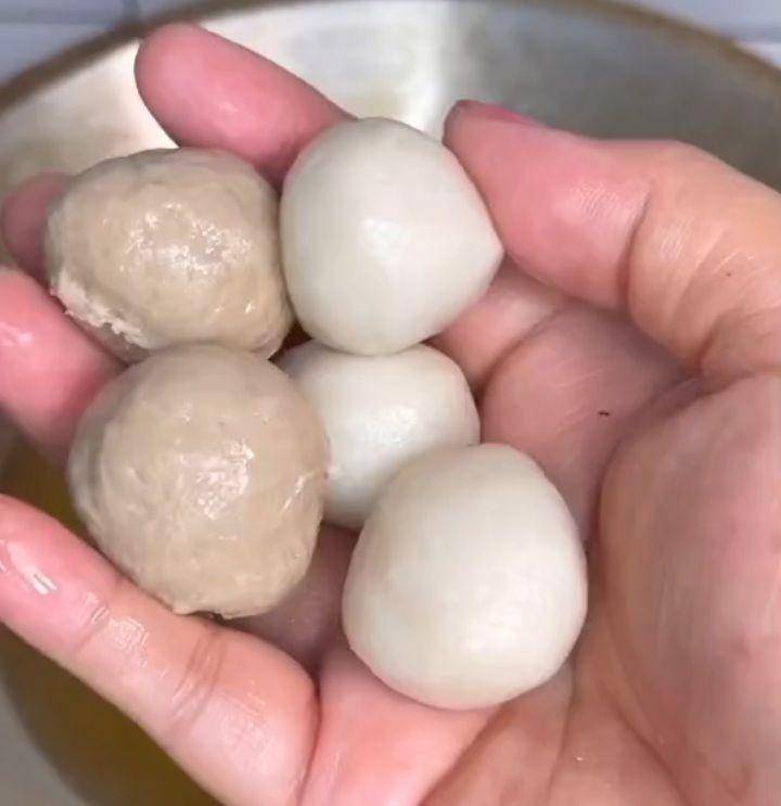 Ilustrasi menggoreng bakso (tiktok.com/bikinngiler.id)