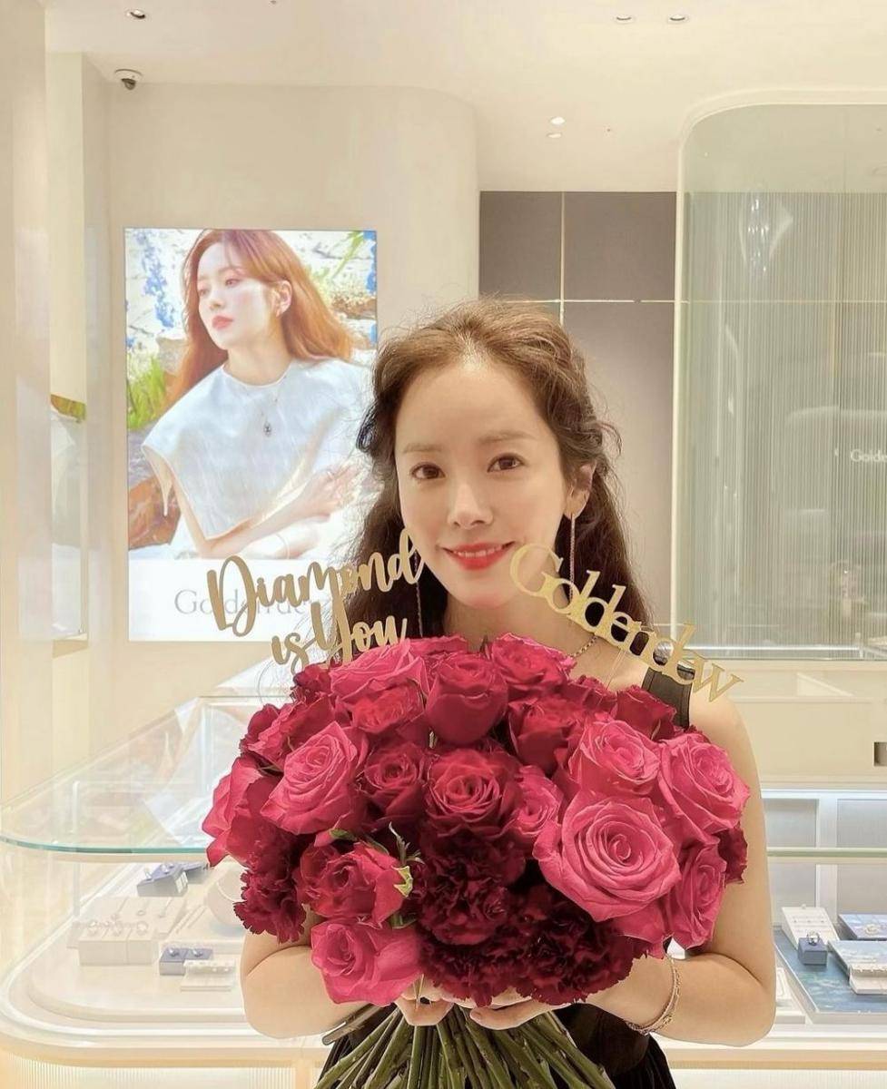 Han Ji Min (instagram.com/roma.emo)