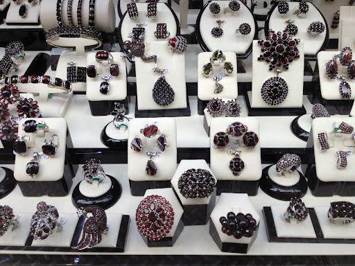 perhiasan garnet (prague-navigator.com)