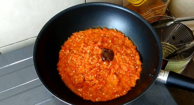 Ilustrasi membuat sambal (youtube.com/resepcakazis)