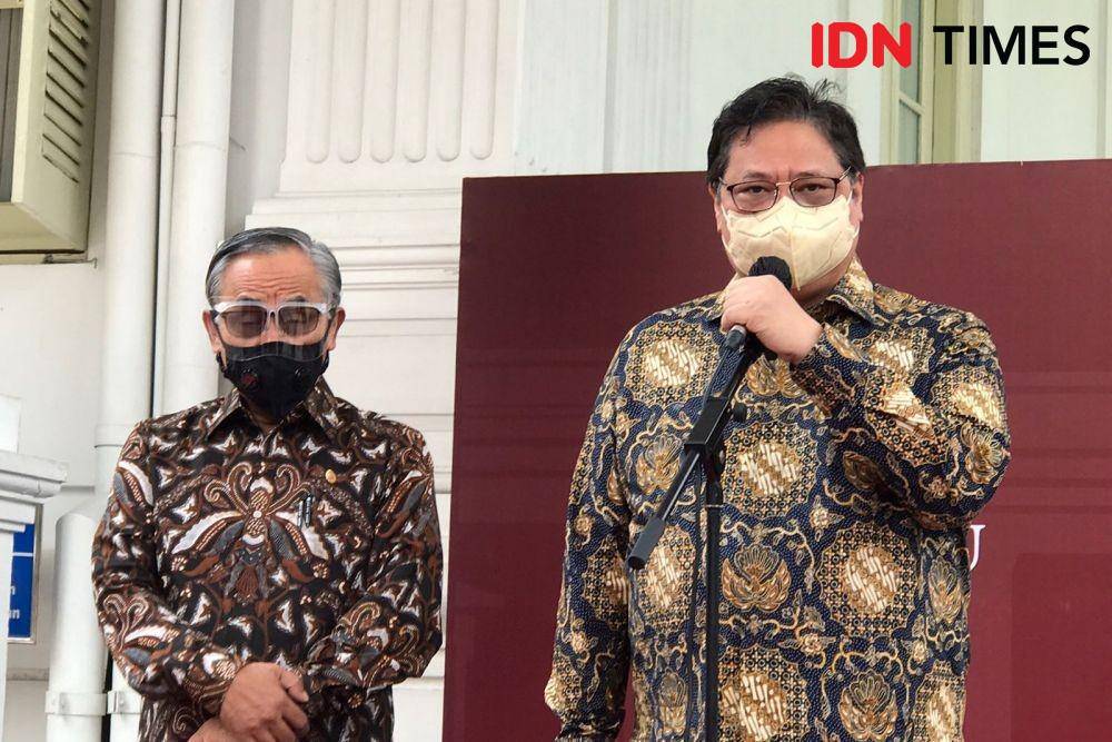 Menteri Koordinator Bidang Perekonomian Airlangga Hartarto dan Ketua Dewan Komisioner OJK Wimboh Santoso. (IDN Times/Teatrika Handiko Putri)