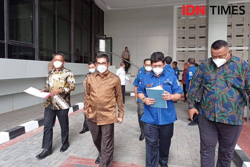 Kuasa hukum Partai Demokrat, Hamdan Zoelva dan sejumlah pengurus Demokrat datang ke Mahkamah Agung untuk mengajukan intervensi, Senin (11/10/2021). (IDN Times/Sachril Agustin)