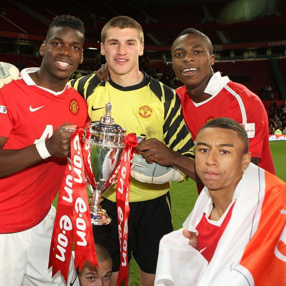John Cofie bersama Paul Pogba, Sam Johnstone, dan Jesse Lingard. (manchestereveningnews.co.uk)