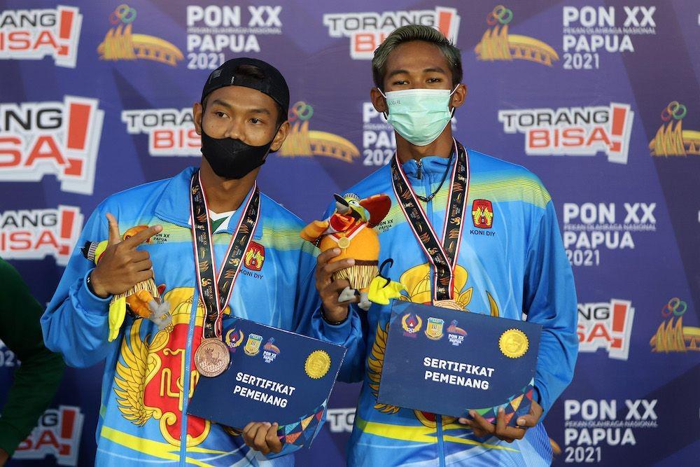 Pemain Voli Pasir Putra Voli Pasir Putra DIY 2, Imtaq dan Ilham Akbar meraih medali perunggu. (PB PON XX PAPUA/Muhamad Solihin)