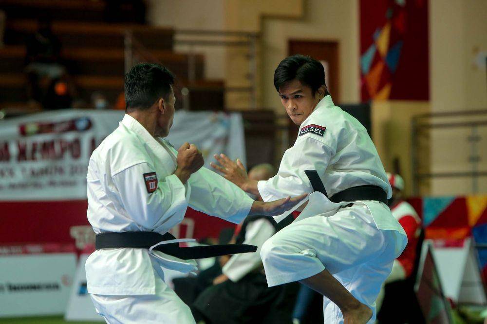 Team Sulawesi Selatan Isman Triadnan dan Suaib Side saat beraksi di semi final kelas Embu berpasangan putra II/III Dan di Gor Stt Gidi Sentani selasa 12/10/2021. PB PON XX PAPUA/M.Basry Rusman