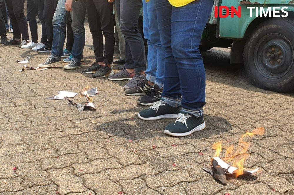 Foto Rektor UI, Ari Kuncoro dibakar oleh Mahasiswa UI yang berunjuk rasa di Kampus UI Depok pada Selasa (12/10/2021). (IDN Times/Dicky)