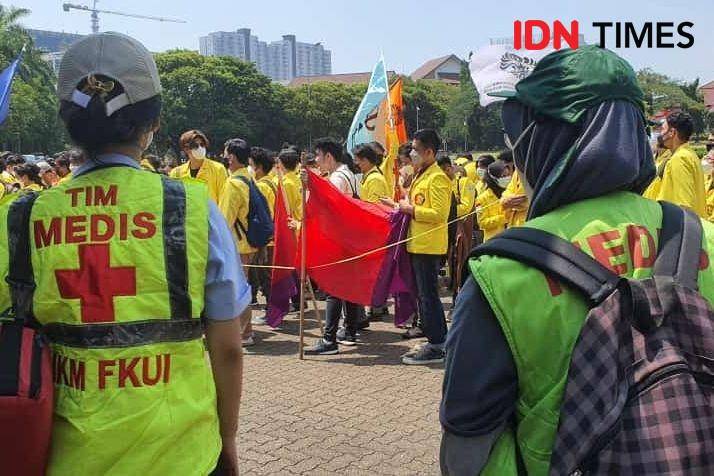 Tim Medis yang bersiaga saat Mahasiswa UI unjuk rasa di kampus Depok pada Selasa (12/10/2021). (IDN Times/Dicky)