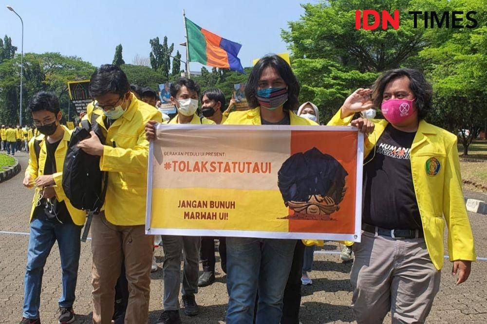 Mahasiswa UI unjuk rasa di kampus Depok pada Selasa (12/10/2021). (IDN Times/Dicky)