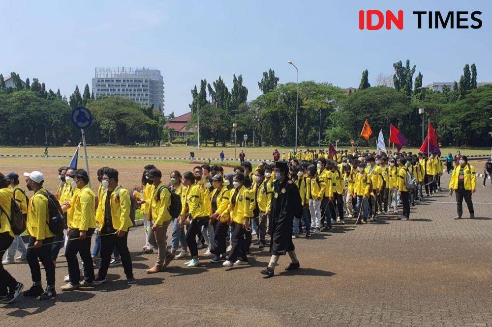 Mahasiswa UI unjuk rasa di kampus Depok pada Selasa (12/10/2021). (IDN Times/Dicky)