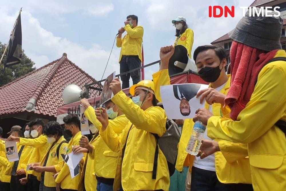 Foto Rektor UI, Ari Kuncoro dibakar oleh Mahasiswa UI yang berunjuk rasa di Kampus UI Depok pada Selasa (12/10/2021). (IDN Times/Dicky)
