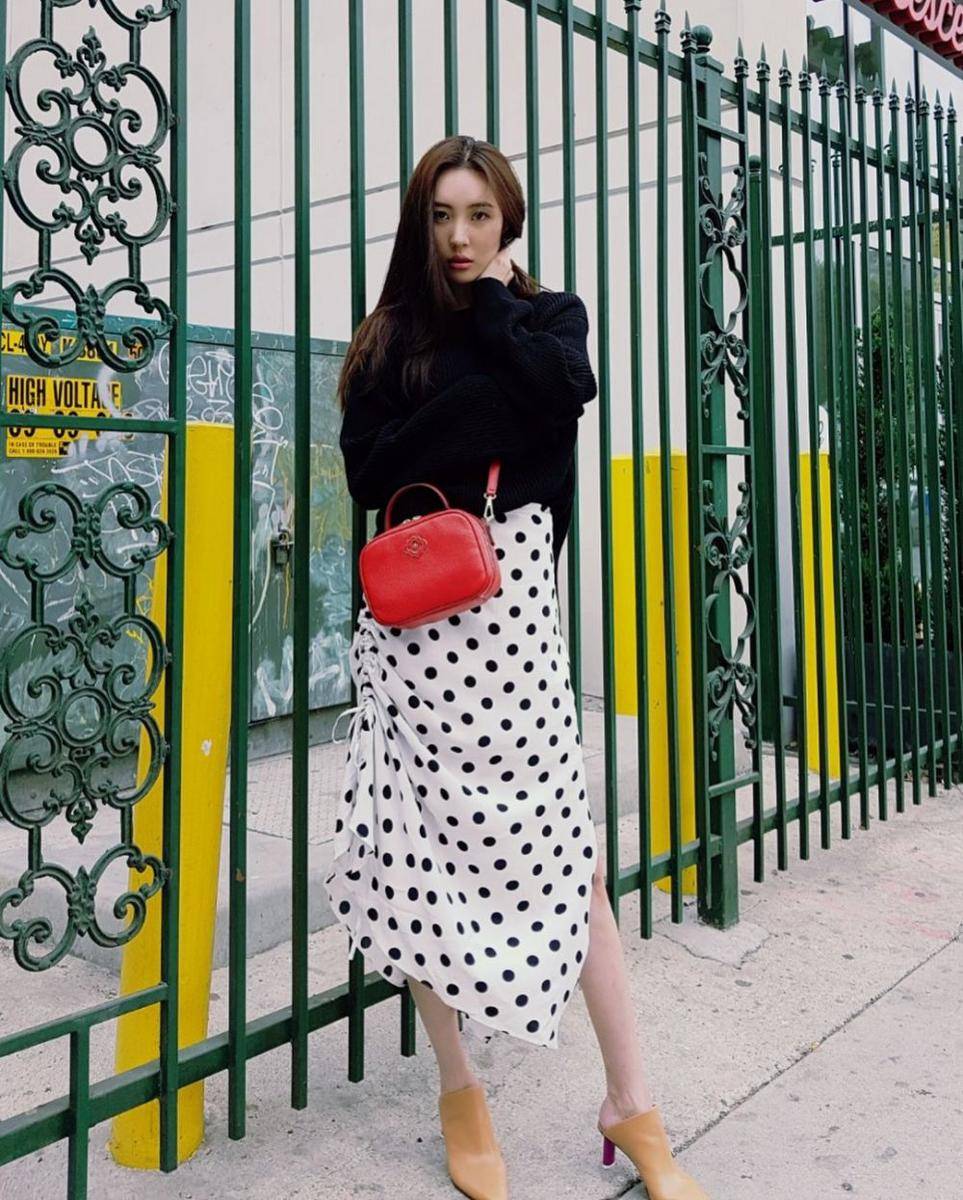 Bawahan rok ala Sunmi (instagram.com/miyayeah)