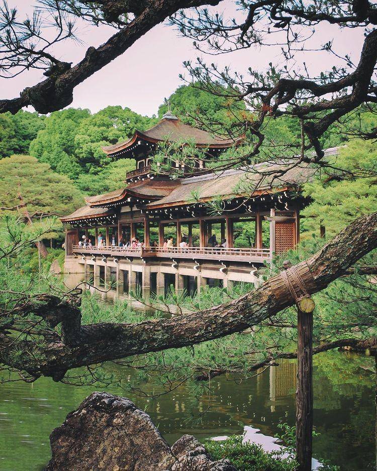 Heian Shrine (Instagram.com/kototea)