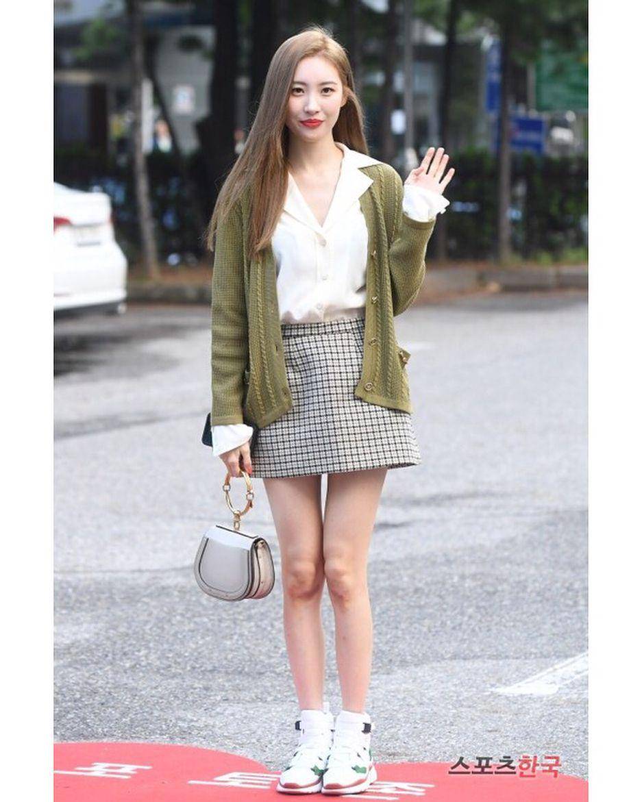 Bawahan rok ala Sunmi (instagram.com/miyayeah)