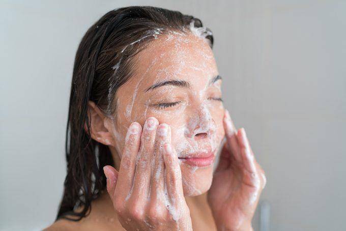 Illustrasi perempuan mencuci muka (rd.com/article/no-face-washing-shower/)