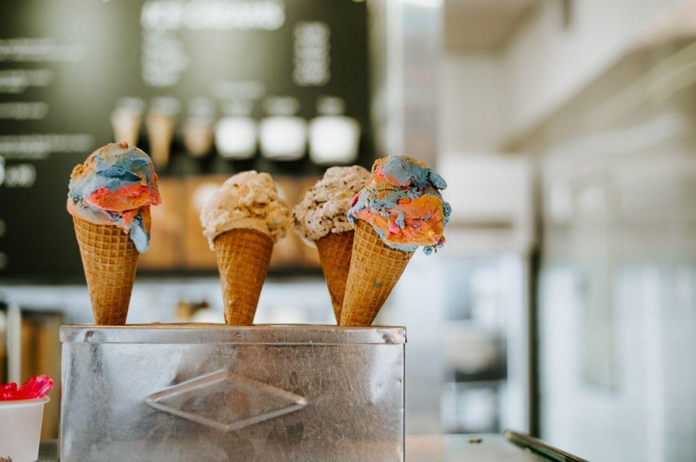 ilustrasi candy corn ice cream (unsplash.com/Annie Spratt)