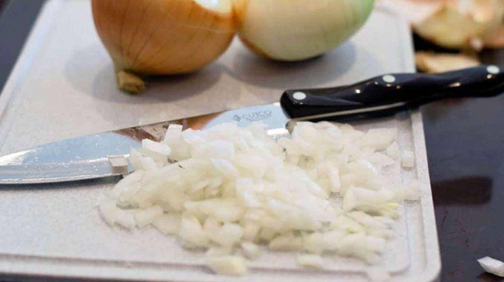 Ilustrasi menumis bawang bombay (thecookful.com)
