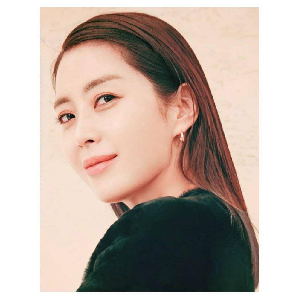 Song Yoon Ah (instagram.com/songyoona2015)