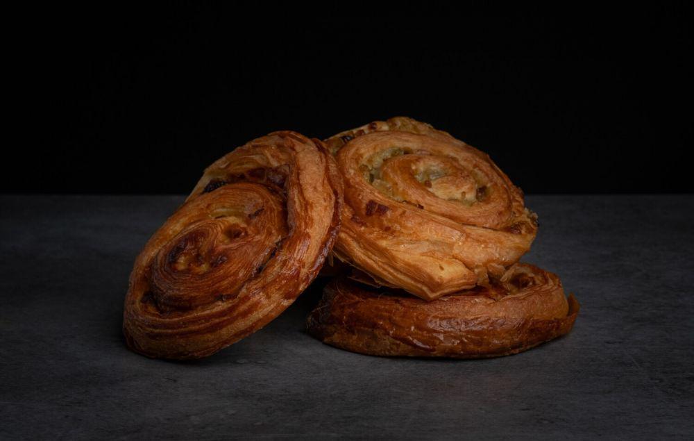 ilustrasi sultana and custard rolls (unsplash.com/Erwan B)