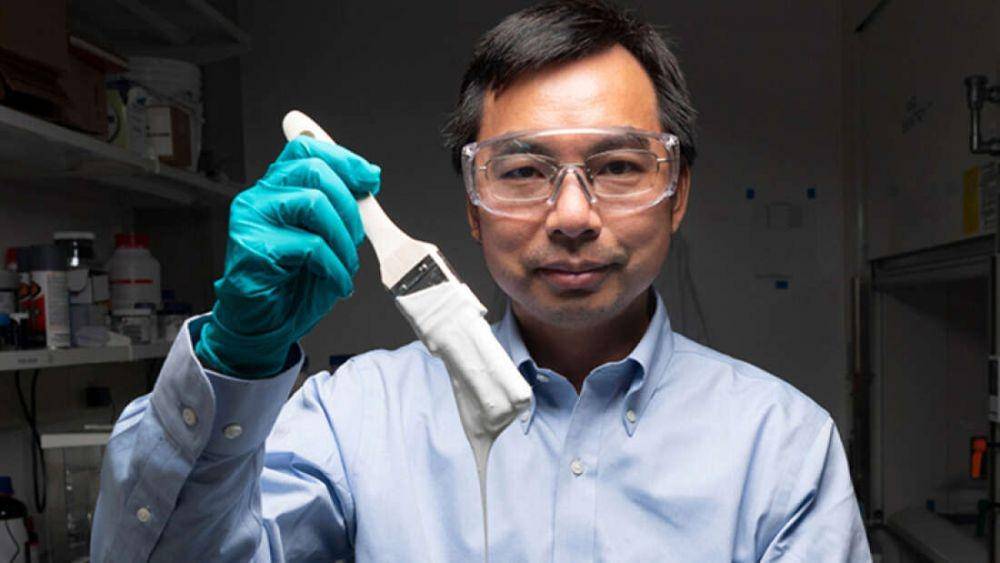 Xiulin Ruan, profesor Purdue University menunjukkan cat paling putihnya (iflscience.com)