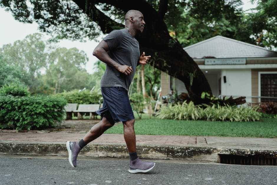 ilustrasi pria sedang jogging (pexels.com/Ketut Subiyanto)