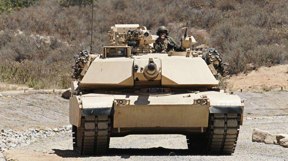 tank M1 Abrams diawaki oleh 4 orang kru (popularmechanics.com/Duane Erickson)
