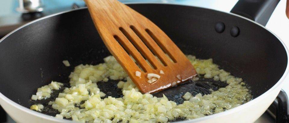 Ilustrasi memasak bawang bombay (olivemagazine.com)