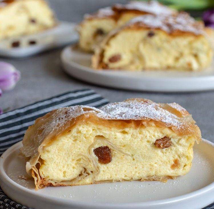 Topfenstrudel (instagram.com/bakingbarbarine)