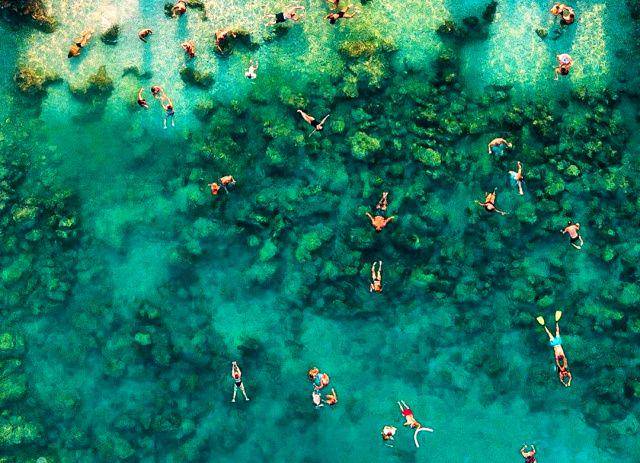 potret para turis berenang di Blanca Beach di Kaş (instagram.com/ozanaras)