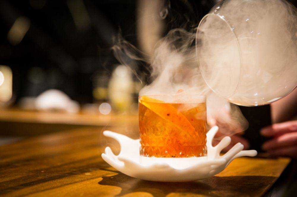 Minuman unik smoked drinks. (spiritsonice.com)