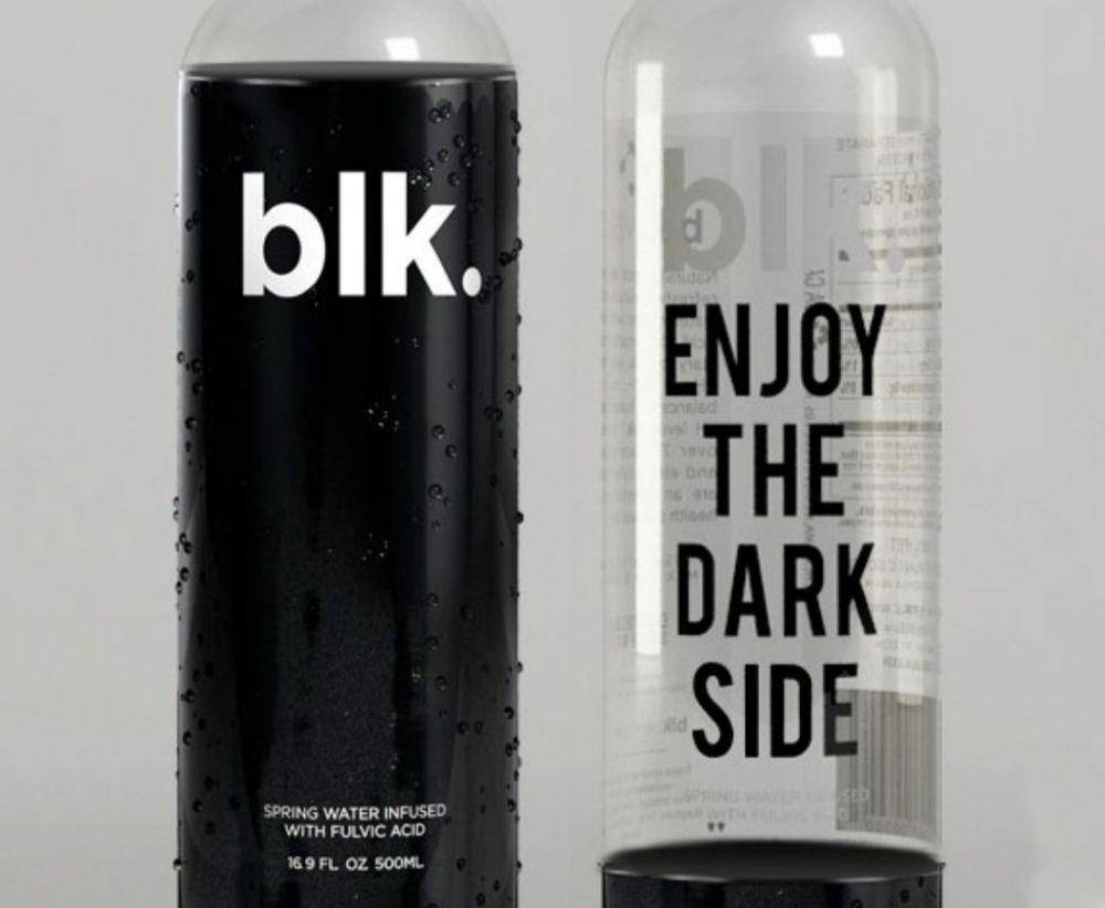 Minuman unik air mineral hitam. (thisiswhyimbroke.com)