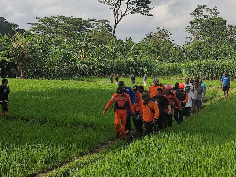 Evakuasi korban tenggelam di Dam Kriya .(doc.Kantor Basarnas Yogyakarta)